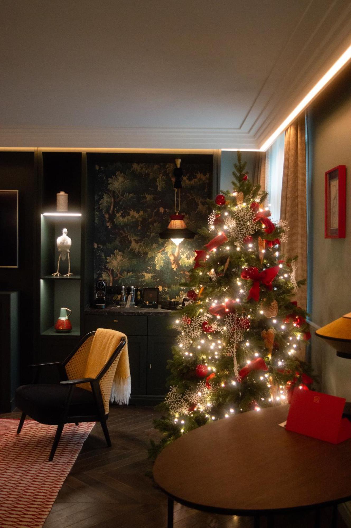 Maison Rouge Strasbourg Hotel & Spa, Autograph Collection Exterior photo A Christmas tree in a home