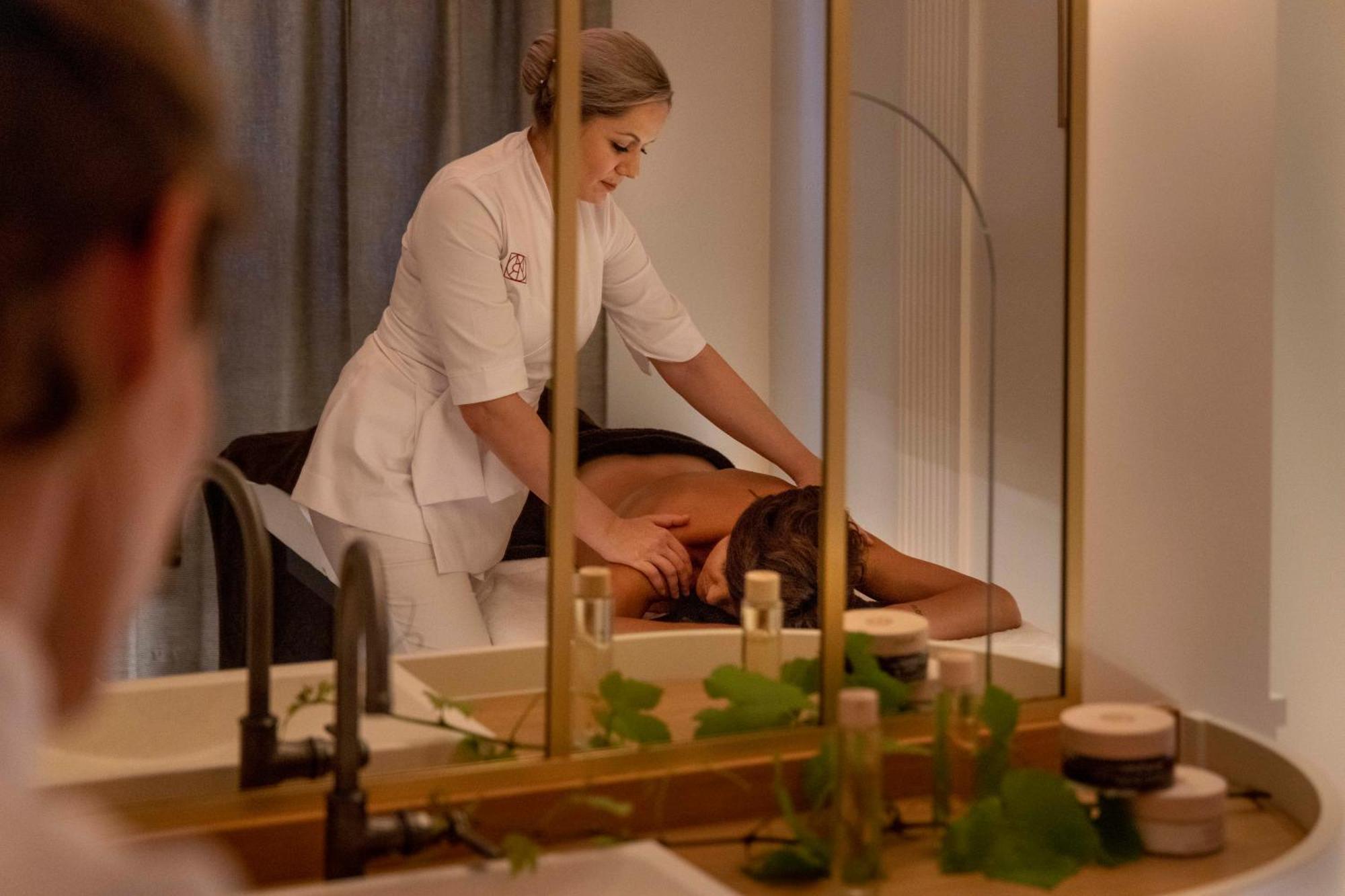 Maison Rouge Strasbourg Hotel & Spa, Autograph Collection Exterior photo A spa treatment