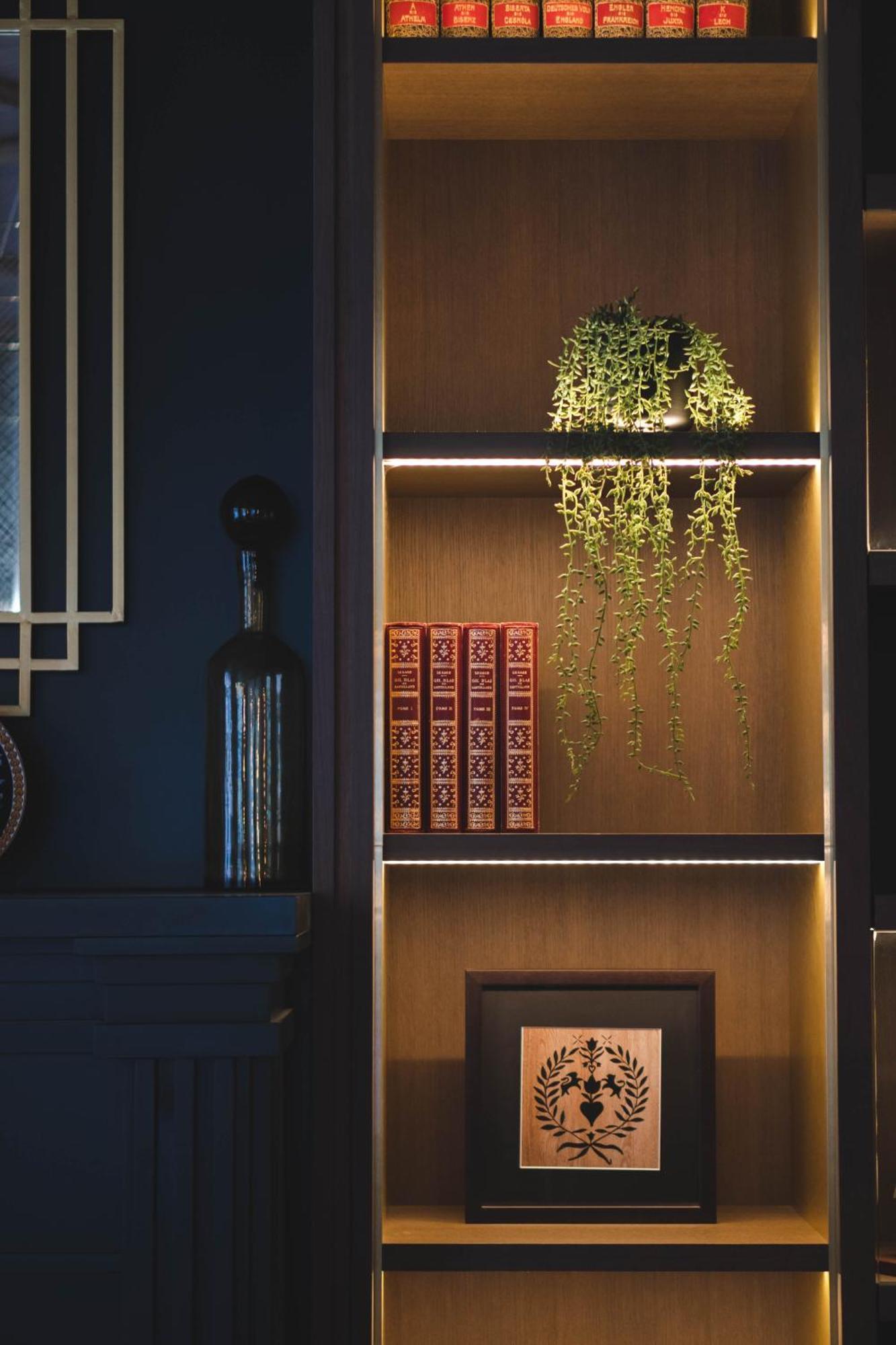 Maison Rouge Strasbourg Hotel & Spa, Autograph Collection Exterior photo A bookcase with LED lighting